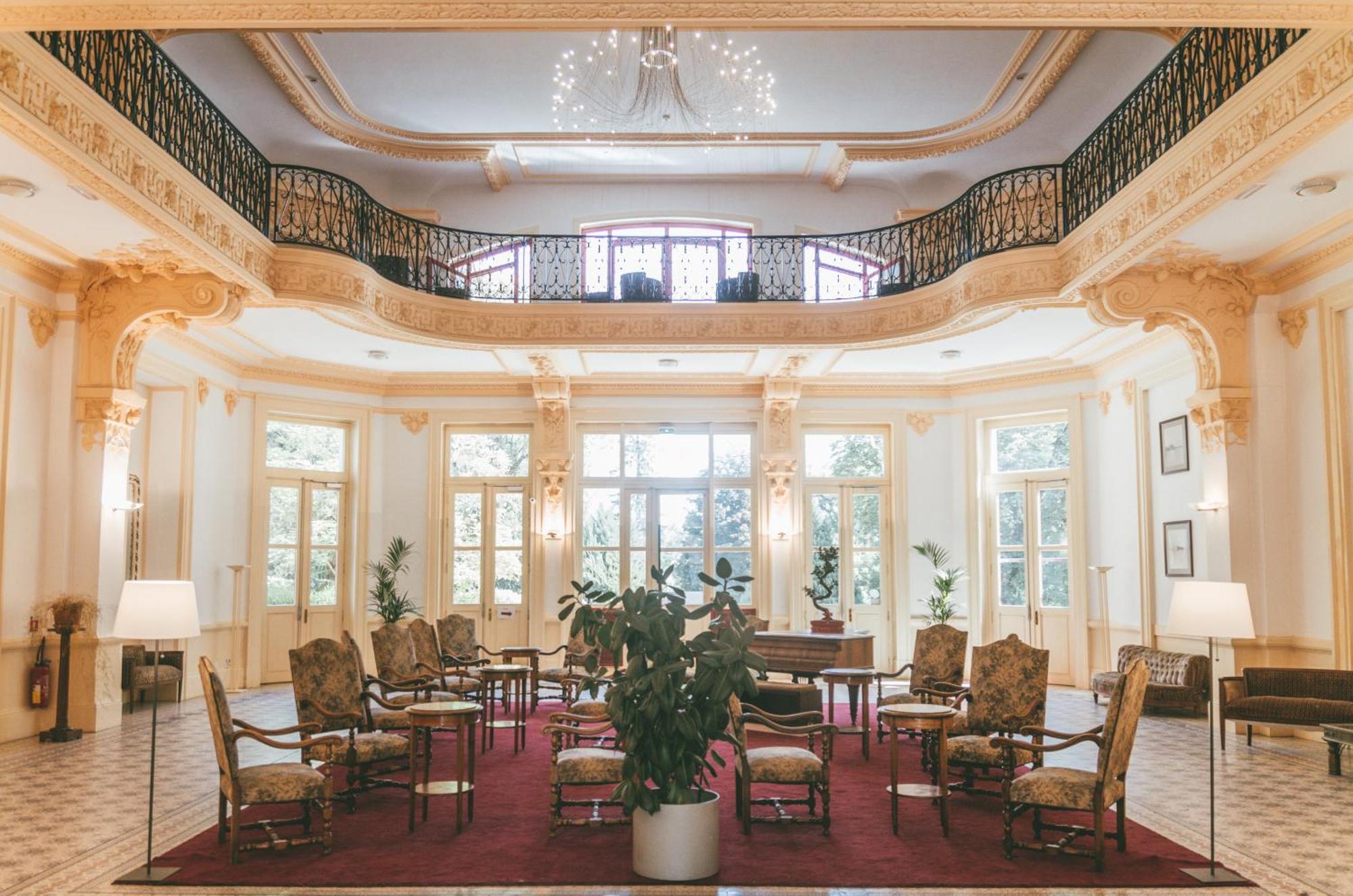 Terres De France - Appart'Hotel Le Splendid Allevard Exterior foto